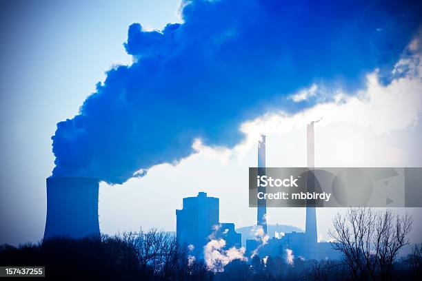 La Contaminación Del Aire De La Industria Pesada Foto de stock y más banco de imágenes de Cambio climático - Cambio climático, Chimenea industrial, Cielo