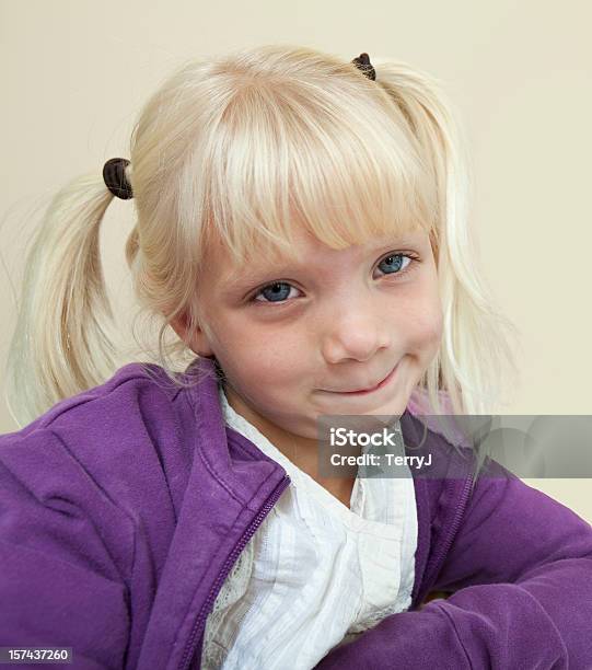 Foto de Botões e mais fotos de stock de 4-5 Anos - 4-5 Anos, Cabelo Louro, Criança