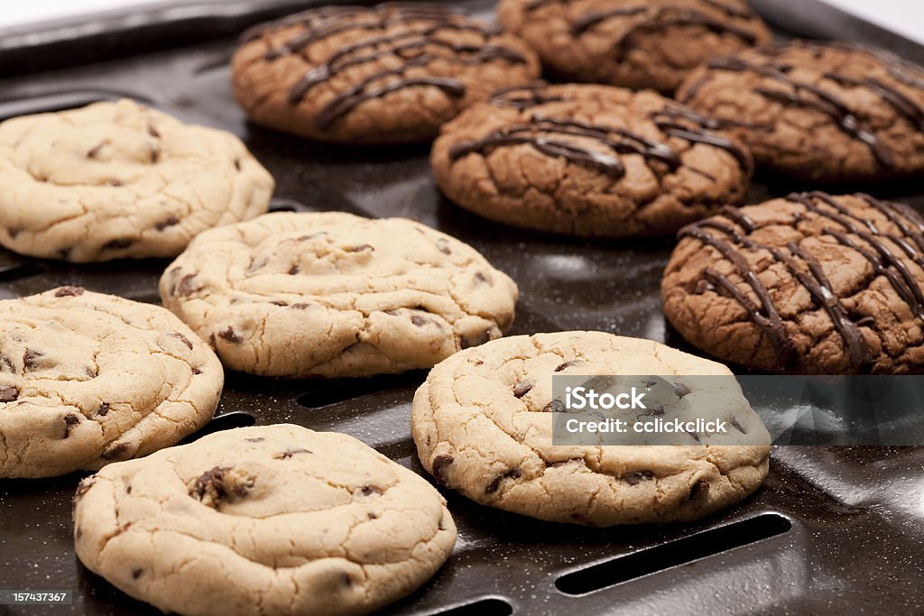 チョコレートチップクッキー - オー�ブンの天板のロイヤリティフリーストックフォト