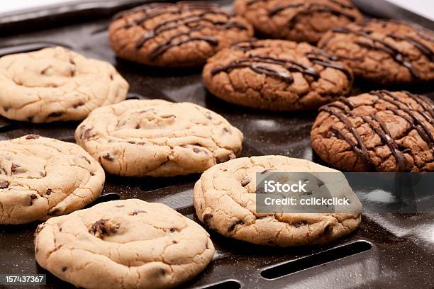 チョコレートチップクッキー - オーブンの天板のストックフォトや画像を多数ご用意 - オーブンの天板, カラー画像, クッキー