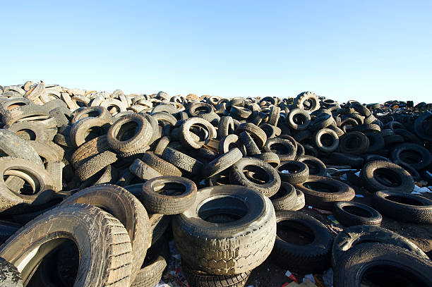 tire descarga. - tire old rubber heap fotografías e imágenes de stock