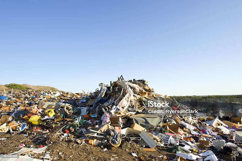 Ein Haufen Müll auf Deponien mit blauem Himmel - Lizenzfrei Müllkippe Stock-Foto