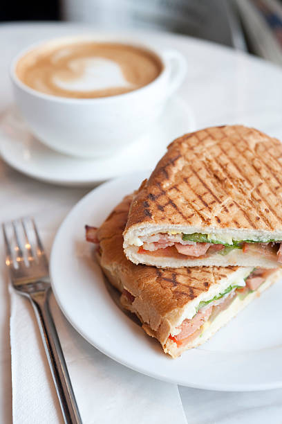 grillowany bułka panini - panini sandwich zdjęcia i obrazy z banku zdjęć