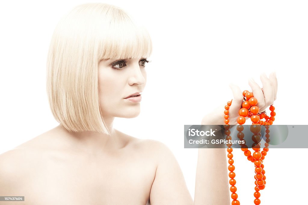 Mujer agarrando collar - Foto de stock de 20 a 29 años libre de derechos
