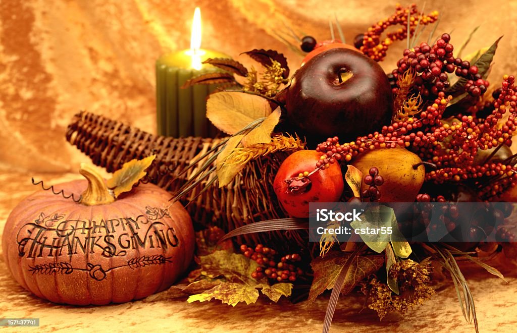 Праздник: Счастливый День благодарения Натюрморт с тыквы и свеча, Бумажный рожок - Стоковые фото Бумажный рожок роялти-фри