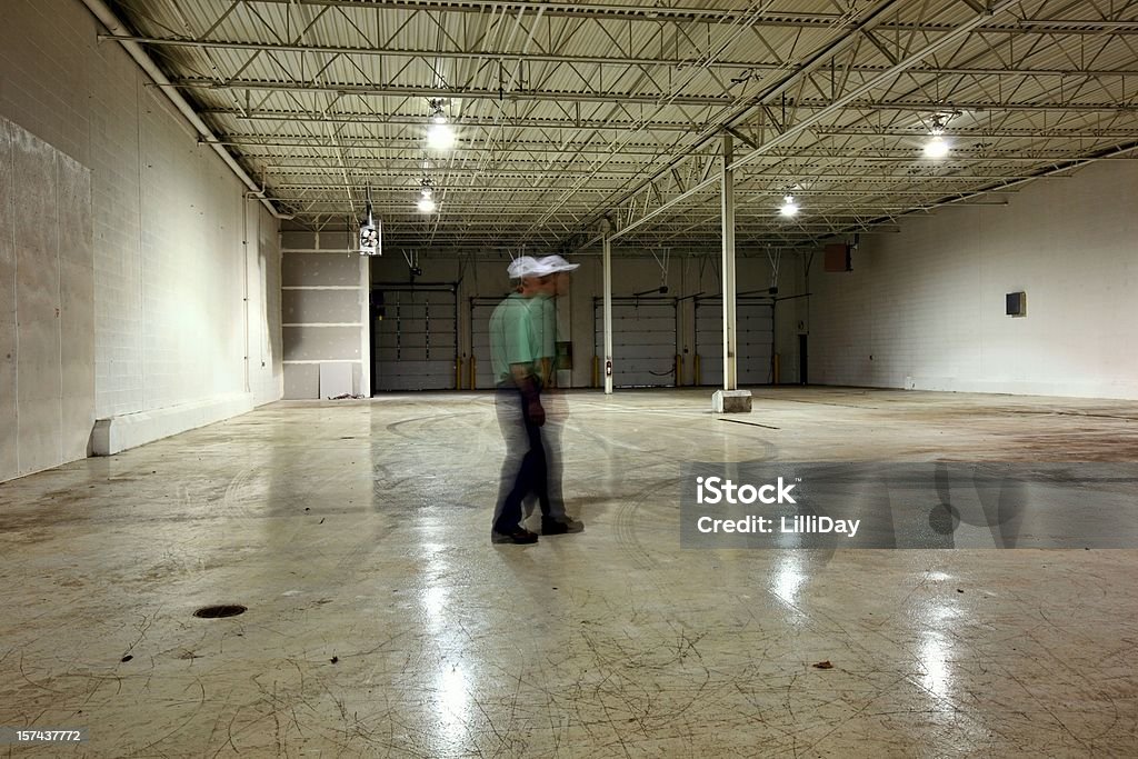 Homme marchant dans un entrepôt vide - Photo de Adulte libre de droits