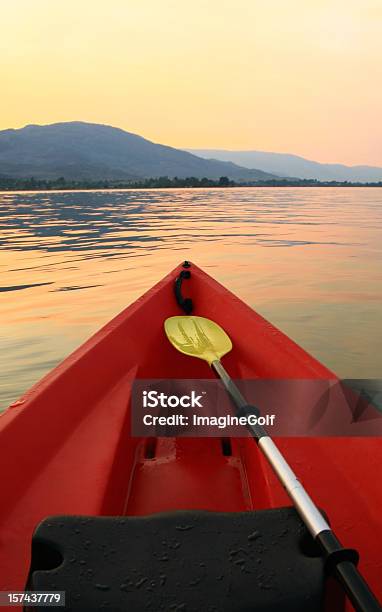Czerwony Kajak - zdjęcia stockowe i więcej obrazów Jezioro - Jezioro, Kanadyjka, Kolumbia Brytyjska