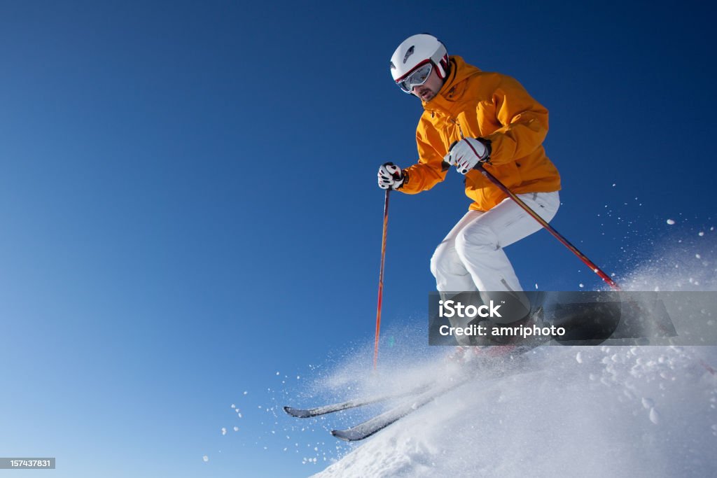 Esquiador em pó neve, céu azul - Royalty-free Adulto Foto de stock