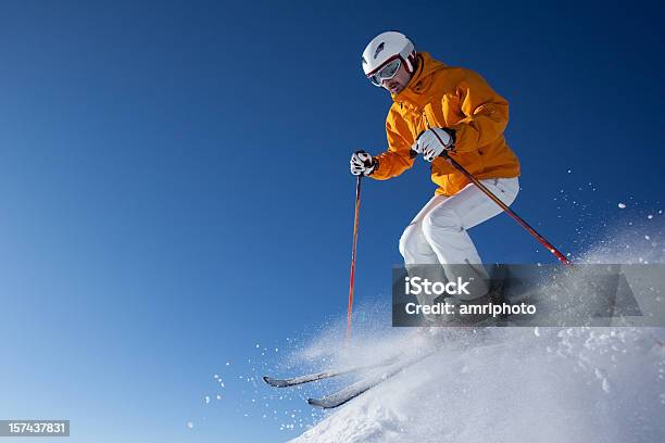 Esquiador Em Pó Neve Céu Azul - Fotografias de stock e mais imagens de Adulto - Adulto, Ao Ar Livre, Atividade