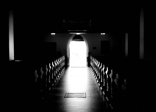 Incandescência Igreja corredor, Pews iluminado B & W - fotografia de stock