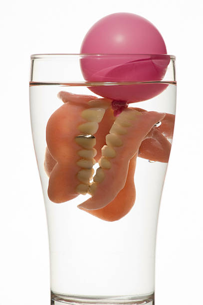 Sztuczne zęby w szklankę wody Guma do żucia – zdjęcie