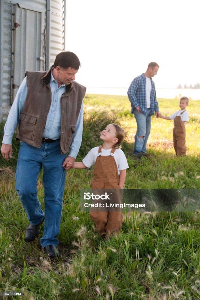 Família na fazenda - Foto de stock de Adulto royalty-free