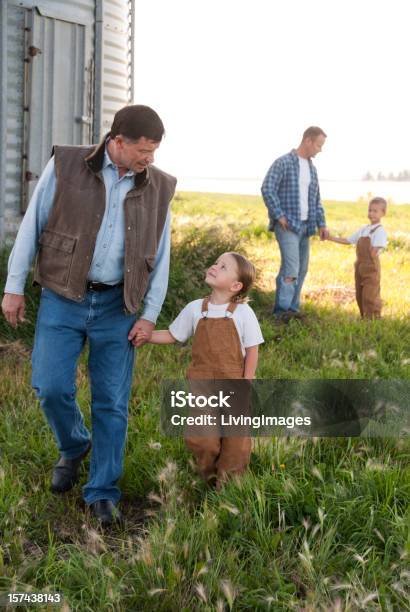 Foto de Família Na Fazenda e mais fotos de stock de Adulto - Adulto, Agricultor, Agricultura