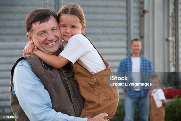 家族の農場 - 娘のストックフォトや画像を多数ご用意 - 娘, 抱きしめる, 父親