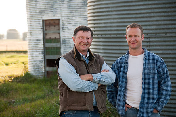 gospodarstwo rodziny - farmer farm family son zdjęcia i obrazy z banku zdjęć