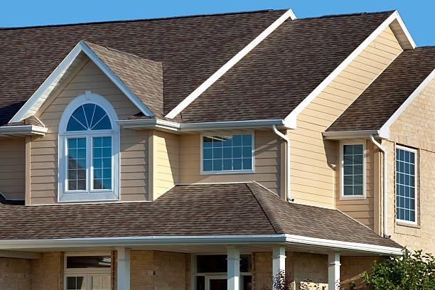new home exterior; дом с архи�тектурными асфальт крыше, виниловый сайдинг - siding house plastic roof стоковые фото и изображения