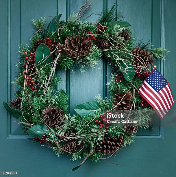 Férias Coroa De Flores - Fotografias de stock e mais imagens de Natal - Natal, Bandeira dos Estados Unidos da América, Guirlanda