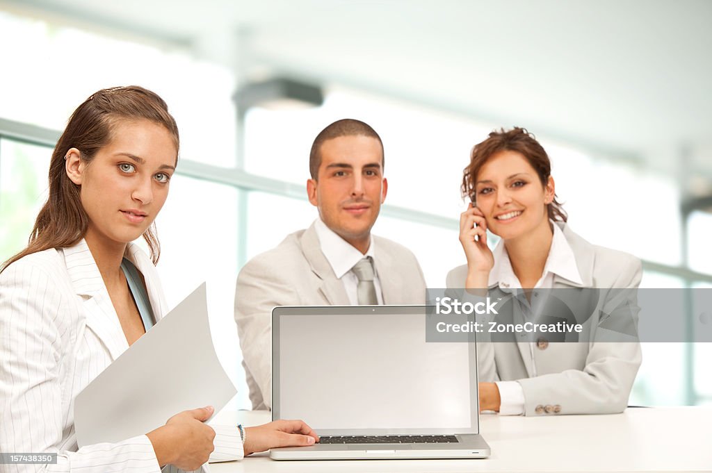 Портрет бизнес команды в офисе с ноутбуком - Стоковые фото Беспроводная технология роялти-фри