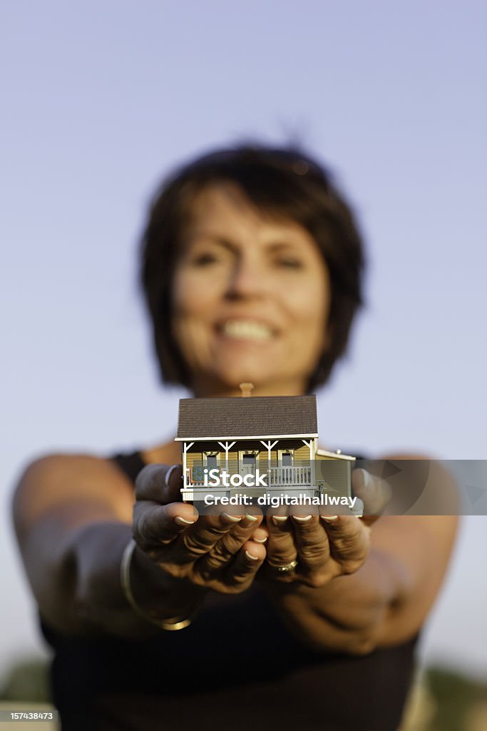 Femmina mani tenendo la casa - Foto stock royalty-free di 45-49 anni