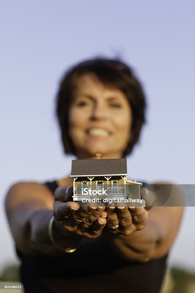 Fêmea mãos segurar Casa - Royalty-free 45-49 anos Foto de stock