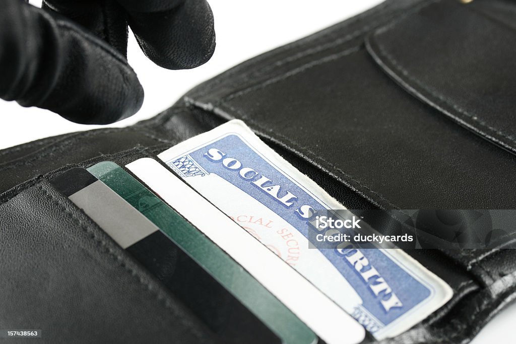 識別泥棒のハンドたらソーシャルセキュリティカードのウォレット - クレジットカードのロイヤリティフリーストックフォト