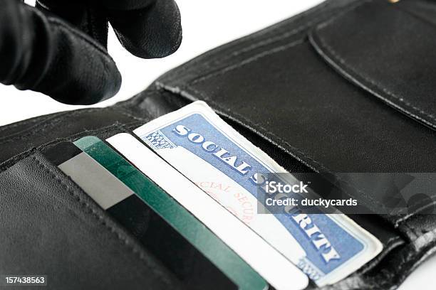 識別泥棒のハンドたらソーシャルセキュリティカードのウォレット - クレジットカードのストックフォトや画像を多数ご用意 - クレジットカード, 窃盗, なりすまし犯罪