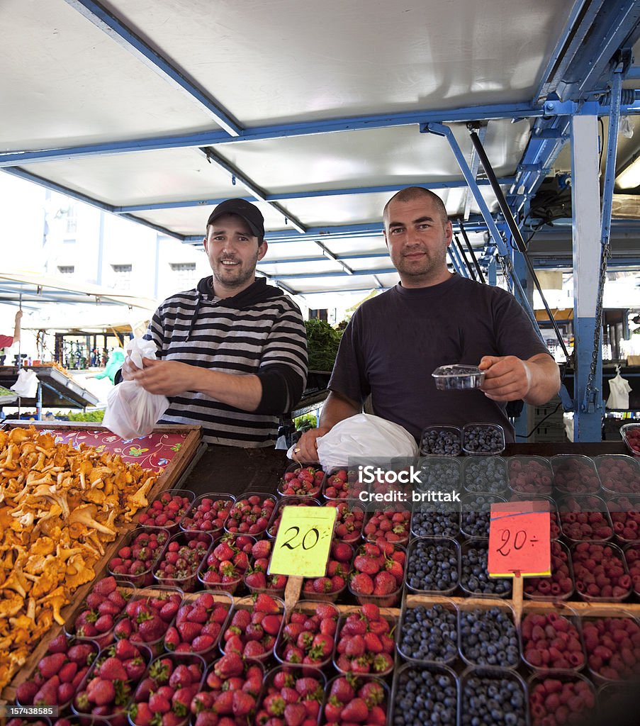 Due fornitori nel mercato degli agricoltori. Hötorget, Stoccolma, Svezia. - Foto stock royalty-free di Mercato di prodotti agricoli