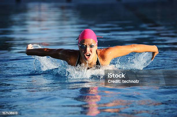 Delfinschwimmen Race Stockfoto und mehr Bilder von Schwimmen - Schwimmen, 20-24 Jahre, Anstrengung