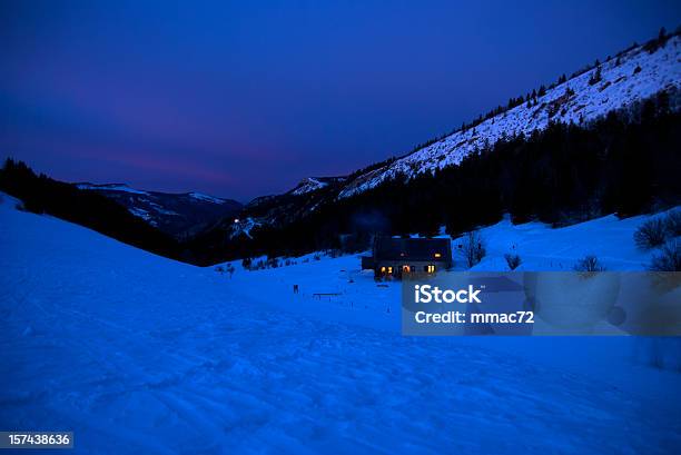 Foto de Cabana De Montanha e mais fotos de stock de Inverno - Inverno, Noite, Cena de tranquilidade