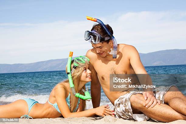 Coppia Sulla Spiaggia - Fotografie stock e altre immagini di Acqua - Acqua, Adulto, Allegro