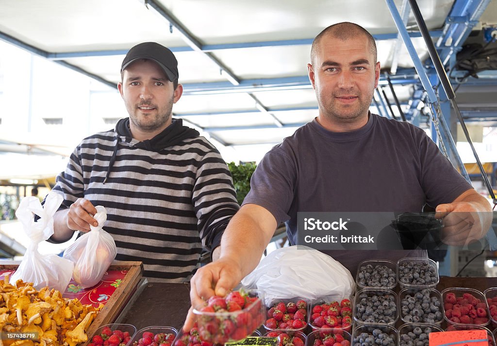 Zwei svendors in farmers market, Hötorget, Stockhilm, Swden. - Lizenzfrei Menschen Stock-Foto