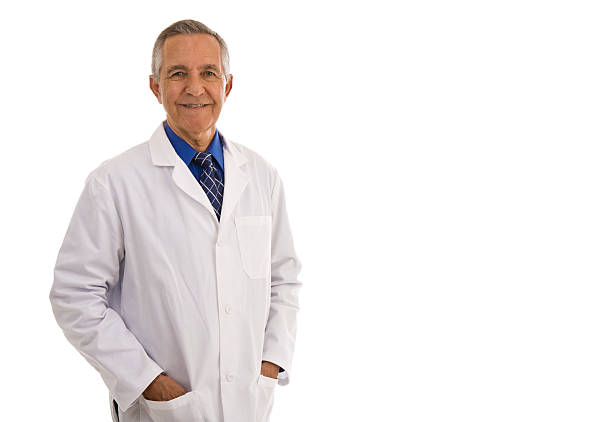 старший взрослый человек в лаборатории пальто руки в карманах - scientist lab coat doctor male стоковые фото и изображения