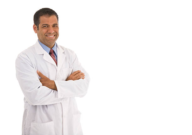 sonriente hombre de mediana edad usando la bata de laboratorio con brazos cruzados - scientist lab coat doctor male fotografías e imágenes de stock