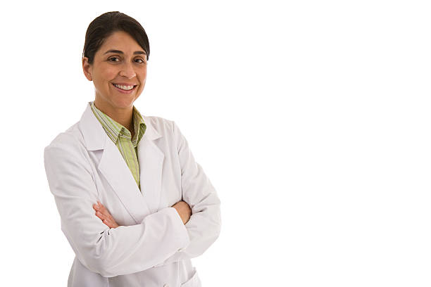 sorridente donna di mezza età indossando camice da laboratorio braccia incrociate - lab coat nurse doctor female doctor foto e immagini stock