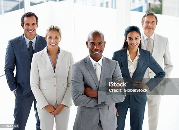 Porträt Von Businesskollegen Stehen Zusammen Und Lächeln Stockfoto und mehr Bilder von Mannschaftsfoto