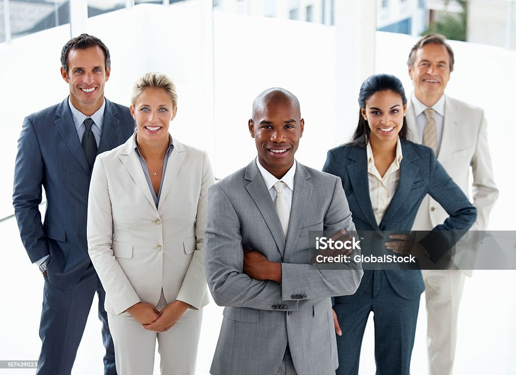ポートレートのお仕事仲間と一緒に立っている笑顔 - チーム写真のロイヤリティフリーストックフォト