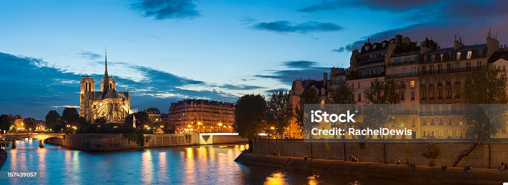 Notre Dame à noite. - Foto de stock de Noite royalty-free