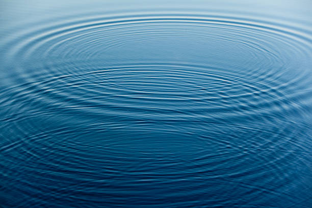 リングで、水面 - ripple concentric wave water ストックフォトと画像
