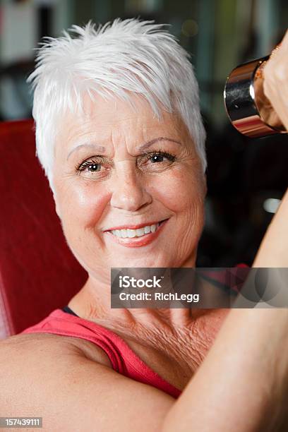 Ältere Frau Training Stockfoto und mehr Bilder von 60-69 Jahre - 60-69 Jahre, 70-79 Jahre, Aktiver Lebensstil