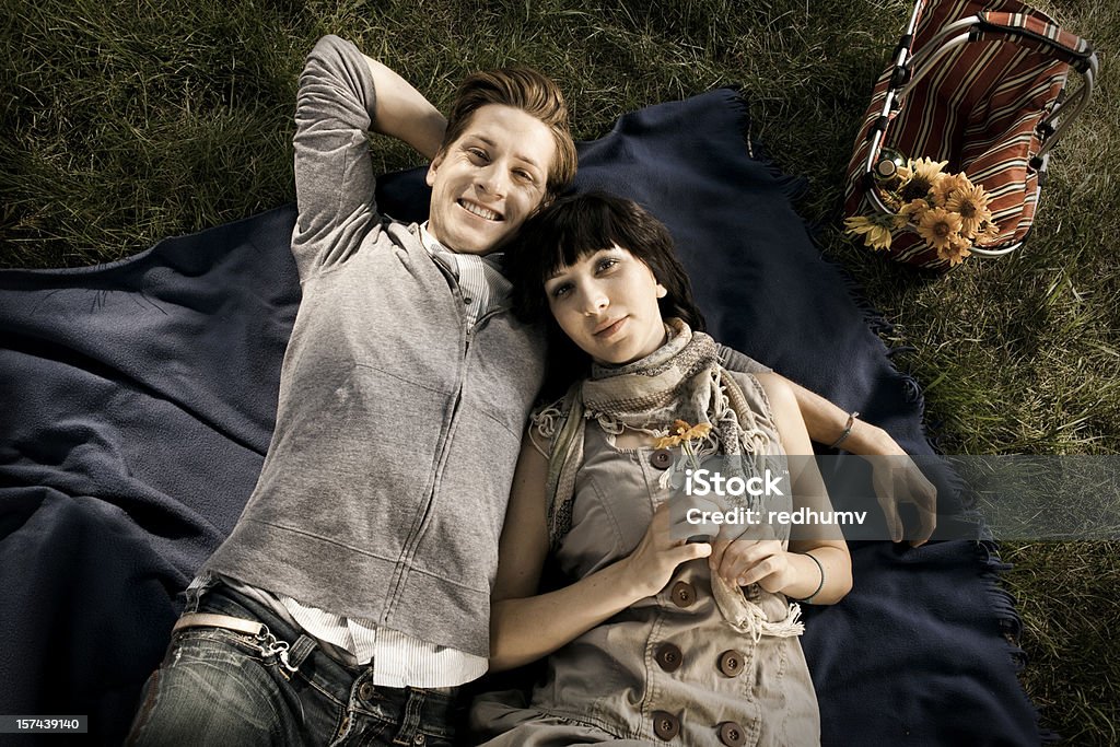 Rapaz e rapariga com Piquenique romântico - Royalty-free Acasalamento Foto de stock
