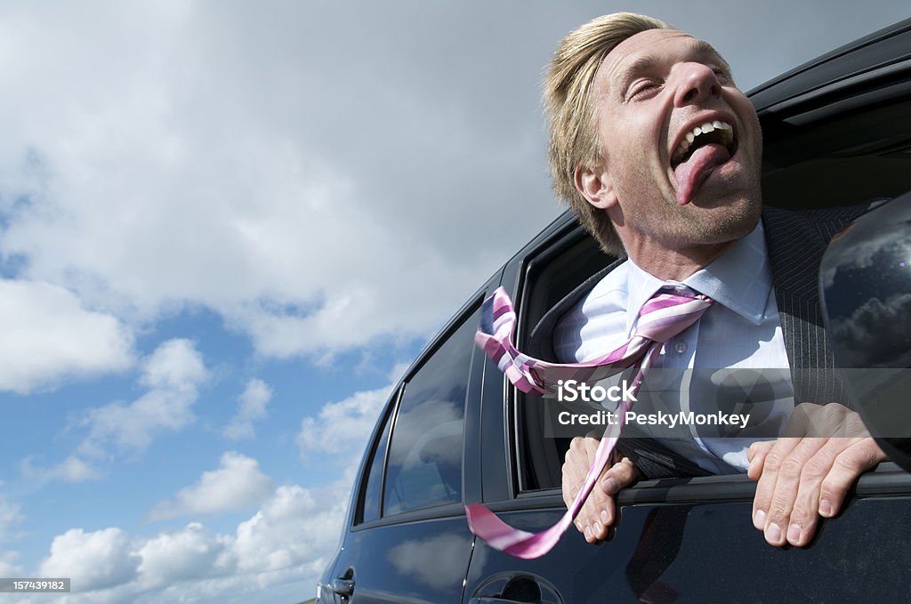 Empresário entusiasmado inclina-se a cabeça para fora da janela do Carro - Royalty-free Carro Foto de stock
