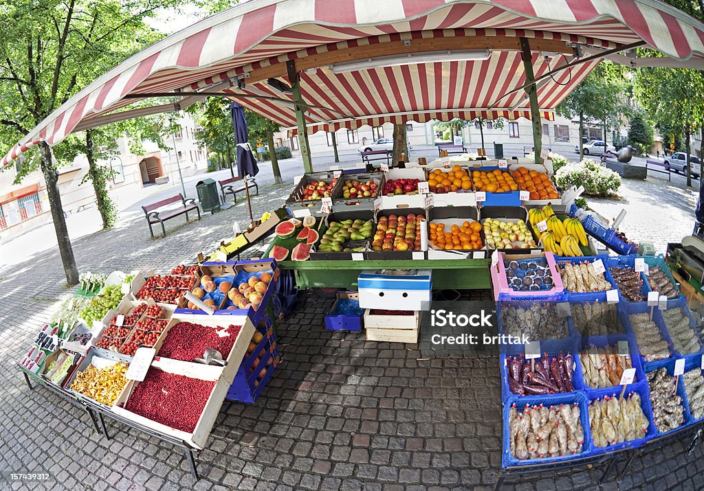 Bunte Duschkabine im Farmers market, Stockholm. Fischaugen-Objektiv. - Lizenzfrei Bauernmarkt Stock-Foto