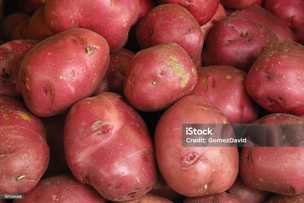 Close-up of 붉은 감자와 디스플레이 만들진 청과물 시장 - 로열티 프리 레드 포테이토 스톡 사진