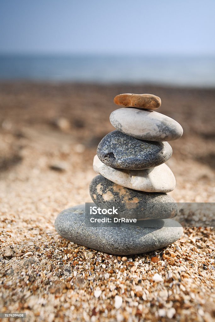 Pilha de pedras providenciados, areia, mar fundo - Foto de stock de Areia royalty-free
