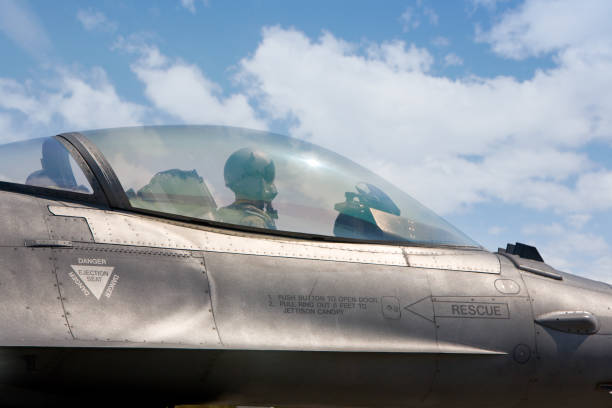 f 16 cabina di pilotaggio - airplane cockpit taking off pilot foto e immagini stock