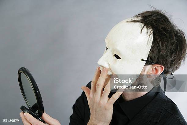 Mann Mit Einer Maske Stockfoto und mehr Bilder von Lächeln - Lächeln, Theatermaske, Angst