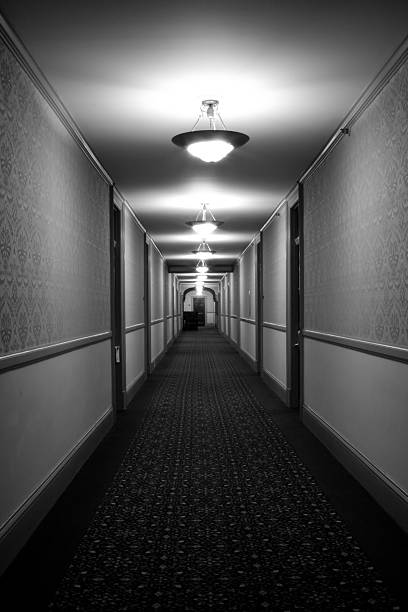 spooky old en blanco y negro - spooky corridor horror entrance hall fotografías e imágenes de stock