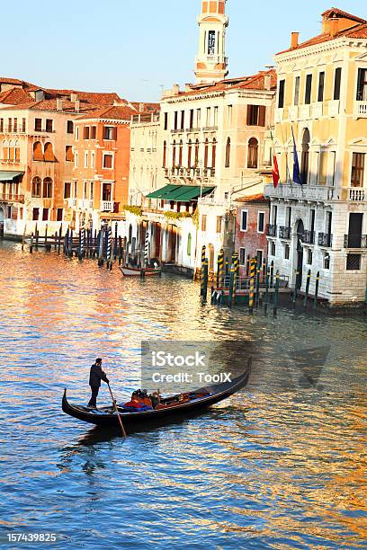 Foto de Gondoleiro e mais fotos de stock de Veneza - Itália - Veneza - Itália, Canal, Casa