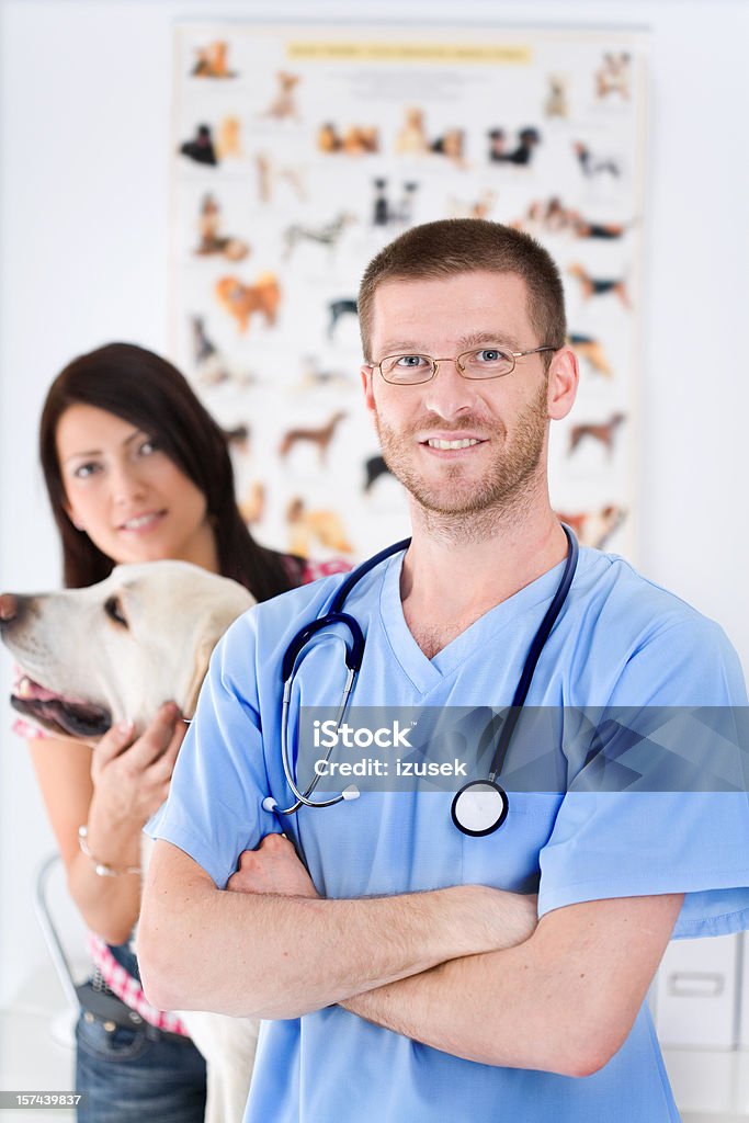Vet с собака и Владелец - Стоковые фото Ветеринар роялти-фри