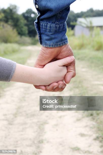 Agarrar De La Mano Foto de stock y más banco de imágenes de Abuelo - Abuelo, Adulto, Aferrarse